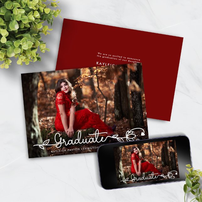 Anúncio Graduação de Foto Vermelha de Script Manuscrito Mo (Modern Handwritten Script Red Photo Graduation Announcement with Instant Download)