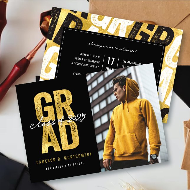 Anúncio Graduação de Fotografias do Na moda de FORMANDO Do (Modern Bold Golden Faux Foil GRAD Stylish Photo Graduation Announcement @ zazzle.com/color_therapy)