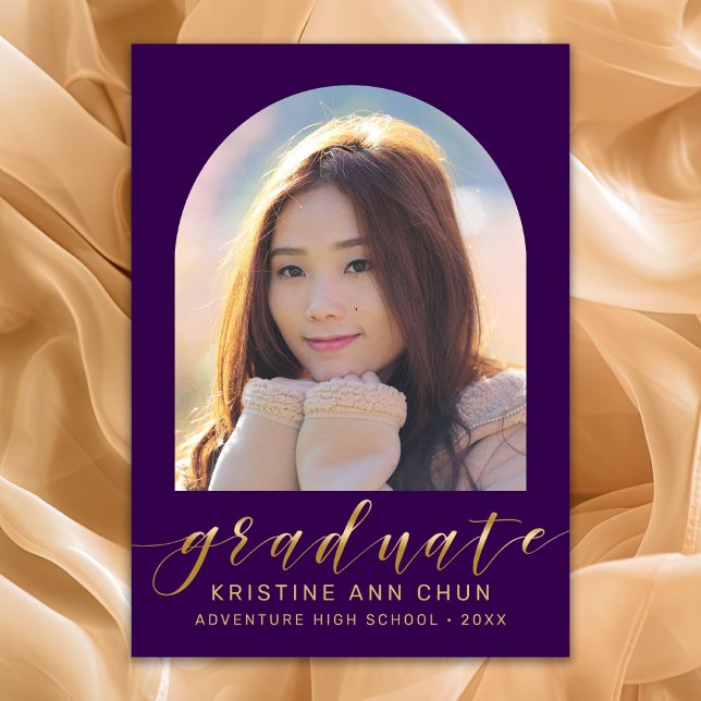 Anúncio Graduação de Fotos de Script Dourado de Arca Roxa  (Purple and Gold Script Photo Graduation Announcement)