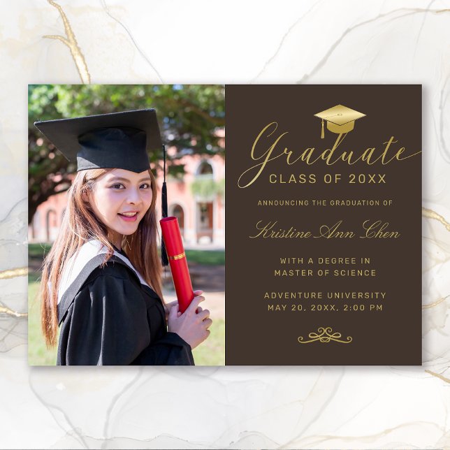 Anúncio Graduação de Fotos de Script Formal Dourado Elegan (Elegant Brown Gold Calligraphy Photo Graduation Announcement)