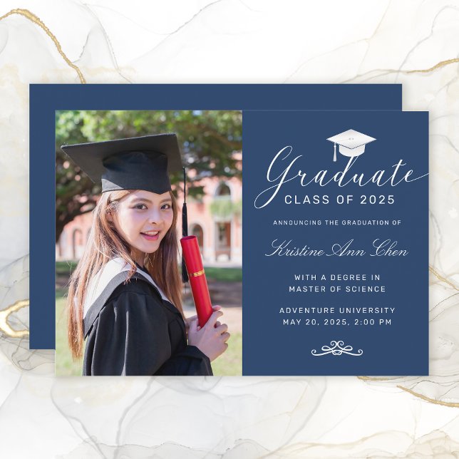Anúncio Graduação de Fotos do Boné de Script Branco Azul E (Elegant Blue White Script Cap Photo Graduation Announcement)