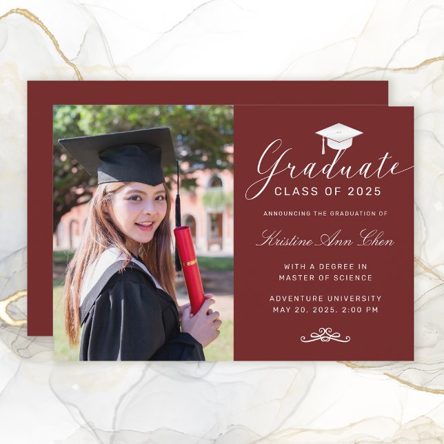 Anúncio Graduação de Fotos do Boné de Script Branco Elegan (Elegant Maroon White Script Cap Photo Graduation Announcement)