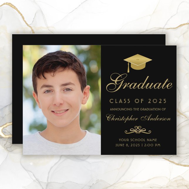Anúncio Graduação de Fotos do Boné de Script Dourado Elega (Black and gold graduation announcement for boys)