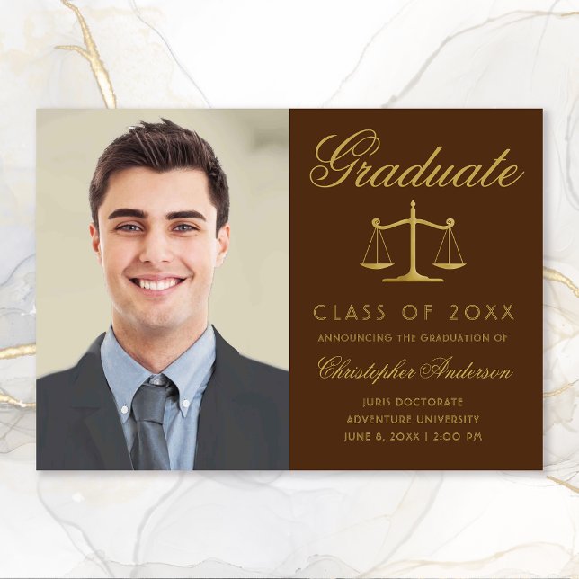 Anúncio Graduação de Fotos Dourada do Script Lawyer Brown (Brown and Gold Scales of Justice Photo Graduation Announcement for Lawyers)