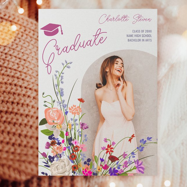 Anúncio Graduação de fotos em script de flores quic modern (Modern chic wild flowers script photo graduation announcement)
