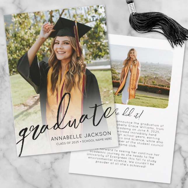 Anúncio Graduação de Fotos Simples do Formando de Script d (Trendy Script Graduate Simple Photo Graduation Announcement)