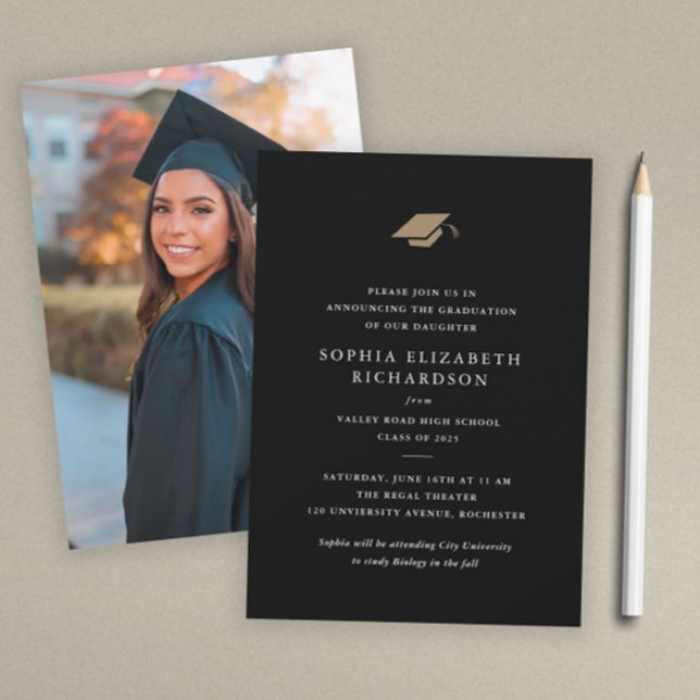 Anúncio Graduação de Fotos Simples em Preto e Branco (Simple black and white formal photo graduation announcement.)