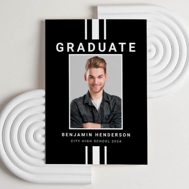 Anúncio Graduação De Menino Negro E Branco Moderno (Custom Photo Modern Black And White Boy Graduation Announcement Card.)