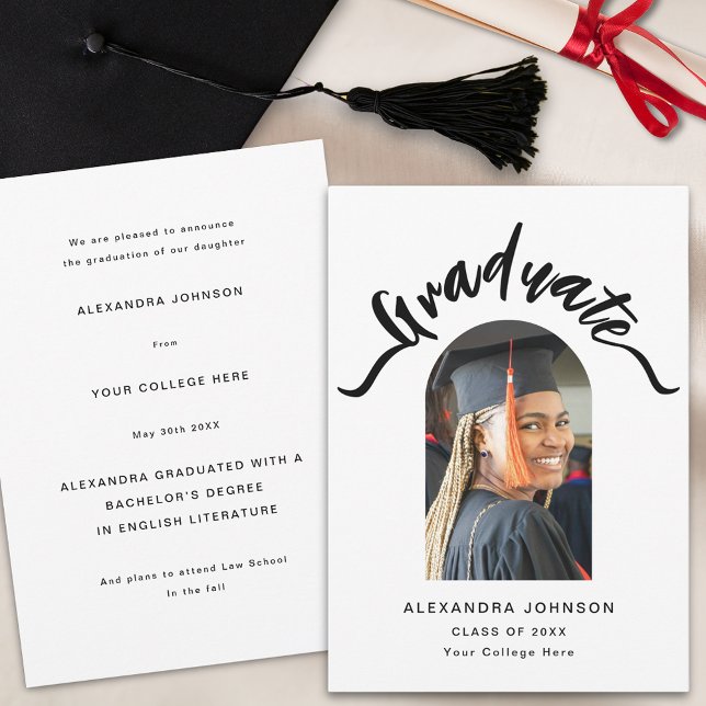 Anúncio Graduação de Script de Arch de Foto do Formando Mo (Modern trendy arch photo graduation black and white announcement card stylish script)