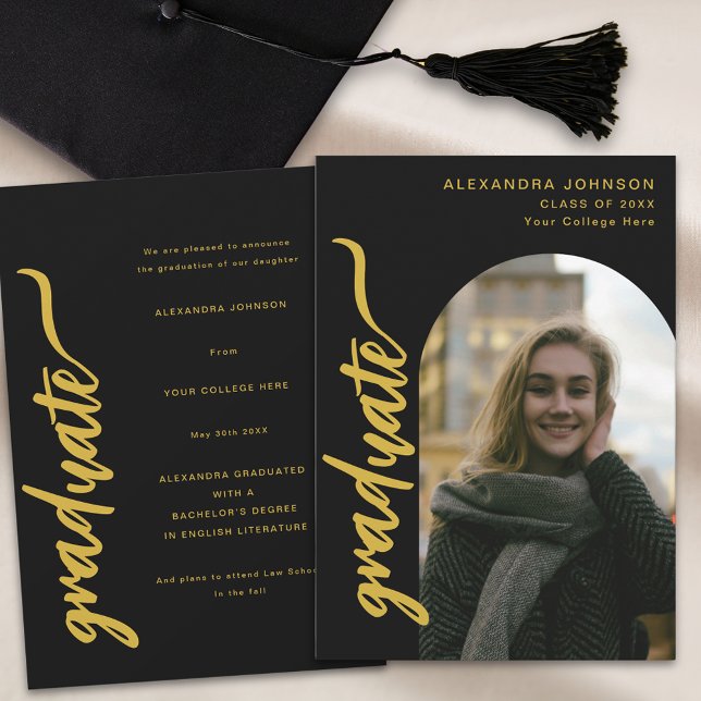 Anúncio Graduação de Script Dourado e Preto em Arch Photo (Arch graduate photo black and gold modern script graduation announcement card)