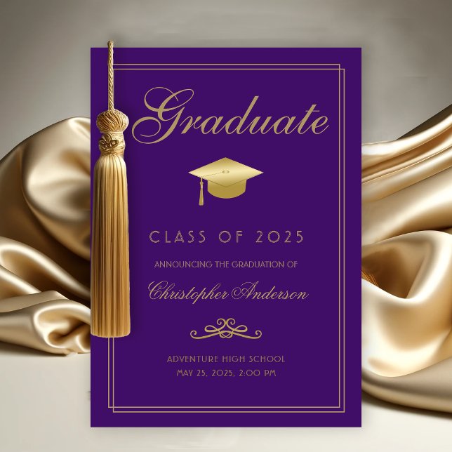 Anúncio Graduação de Script Formal Dourado Roxo Elegante (Elegant Graduate Graduation Announcement with Gold Grad Cap, calligraphy script purple background)