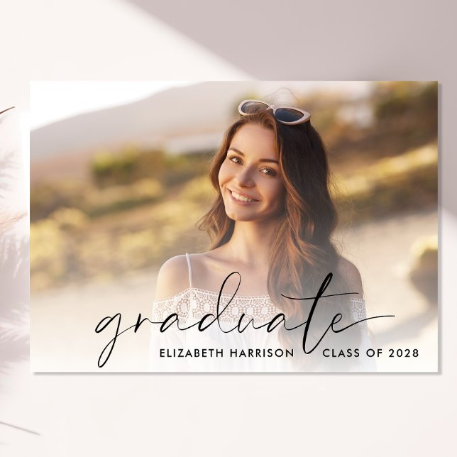 Anúncio Graduação de Sobreposição de Fotos de Script Moder (An elegant graduation announcement to celebrate your graduate's achievements)