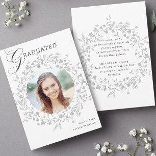 Anúncio Graduação de Wreath Silver Wildflower Elegante