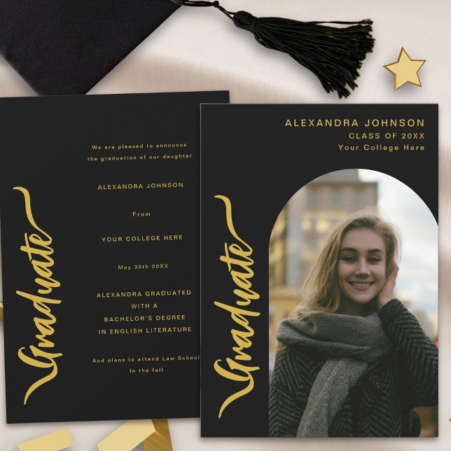Anúncio Graduação do Arco Fotográfico Moderno (Modern graduate photo arch gold script stylish black Graduation announcement card)