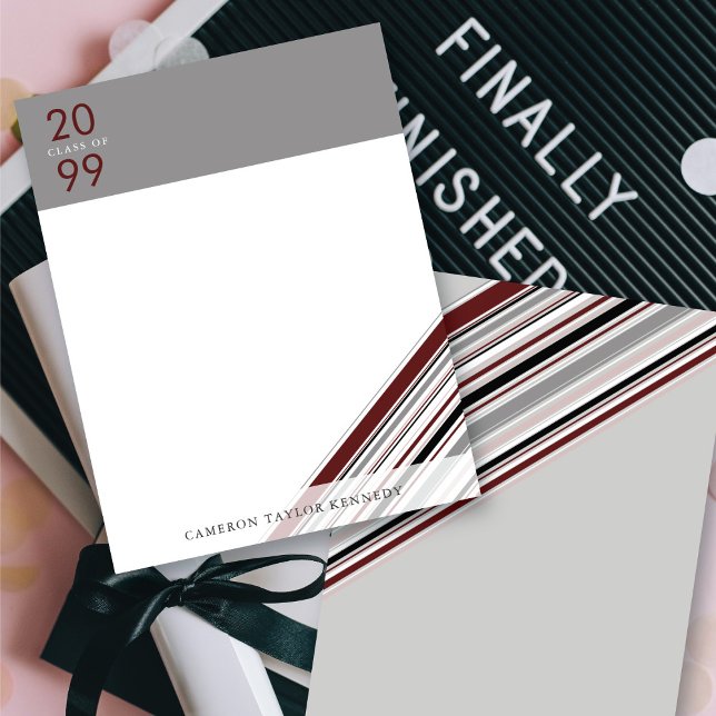 Anúncio Graduação do Pino da Fita Diagonal Burgundy (Burgundy Diagonal Ribbon Pin Stripes Graduation Thank You Stationery Card @ zazzle.com/color_therapy)