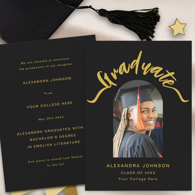 Anúncio Graduação Dourada de Script do Arch de Fotografia  (Modern trendy graduate photo arch graduation announcement card stylish black and gold script)