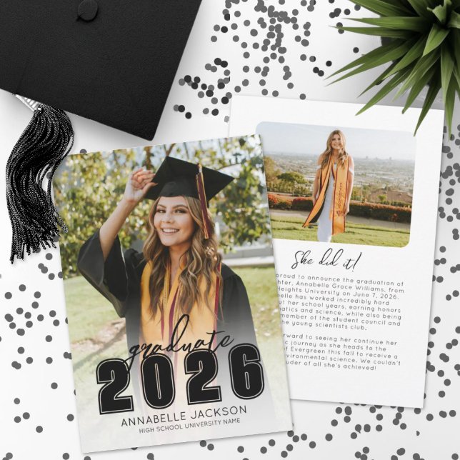 Anúncio Graduação Foto Preta Simples de Graduado (Simple Class 2026 Graduate Black Photo Graduation Announcement)