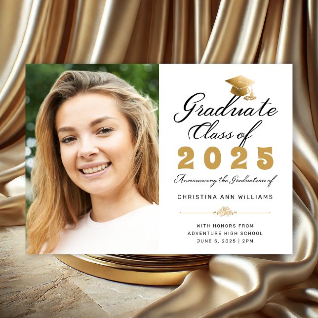 Anúncio Graduação Letra Dourada White Script Classe de Fot (Elegant White Photo Graduation Announcement with Black and Gold Calligraphy)