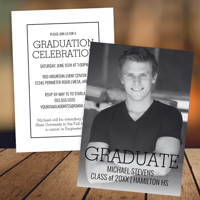 Anúncio Graduação Moderna Simples em Preto e Branco (Modern Minimalist Simple Black and White Photo Graduation Announcement for High School or College)