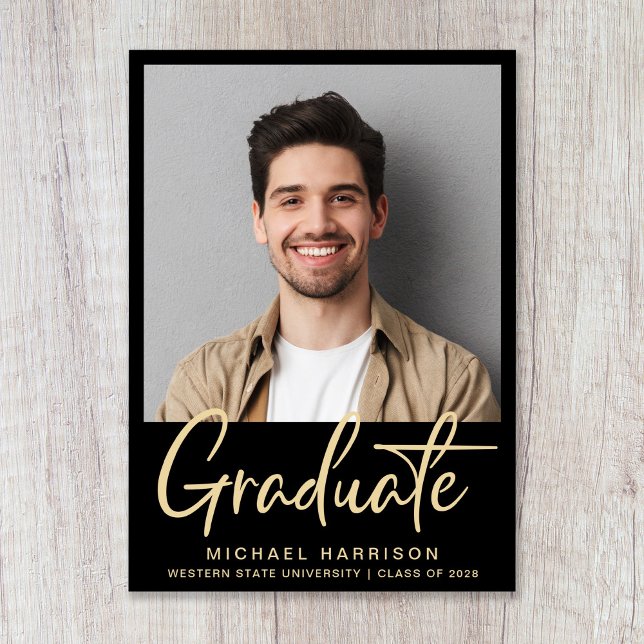 Anúncio Graduação Negra de Script Negrito de Foto Moderna (Modern Gold Script Black Photo Graduation Announcement)