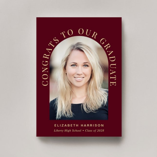 Anúncio Graduação Vermelha de Foto de Arch Elegante (An elegant arch photo graduation announcement to celebrate the graduate's achievements)