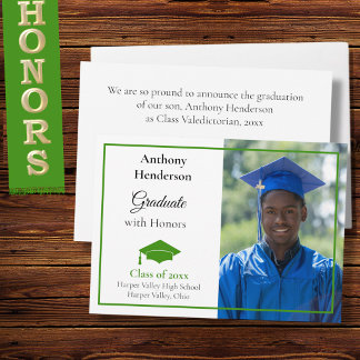 Anúncio Honors Graduation Announcement Green Cap and Photo
