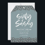 Anúncio Leopardo preto e branco sessenta e sassy 60º<br><div class="desc">Impressão do leopardo e convite de aniversário 60 preto e branco e sassy 60. Parte de uma coleção de impressões digitais de animais. A cor de fundo pode ser alterada.</div>