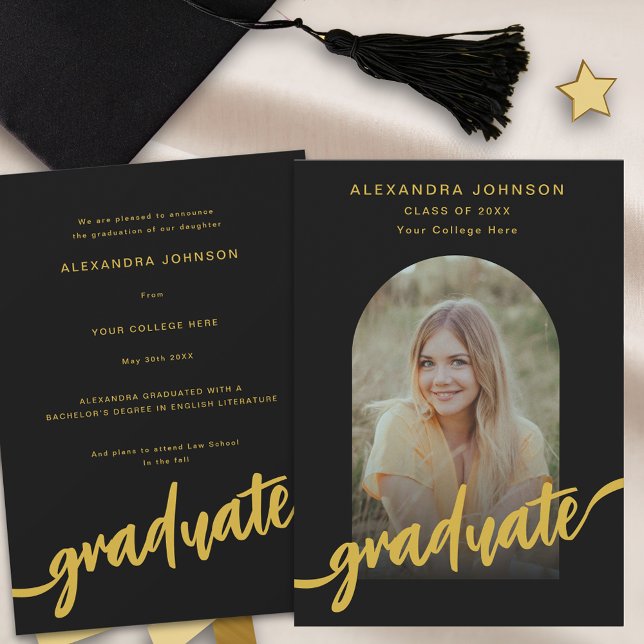 Anúncio Letra Moderna em Ouro Arco Foto Graduação (Modern trendy black and gold script arch photo graduation announcement card)