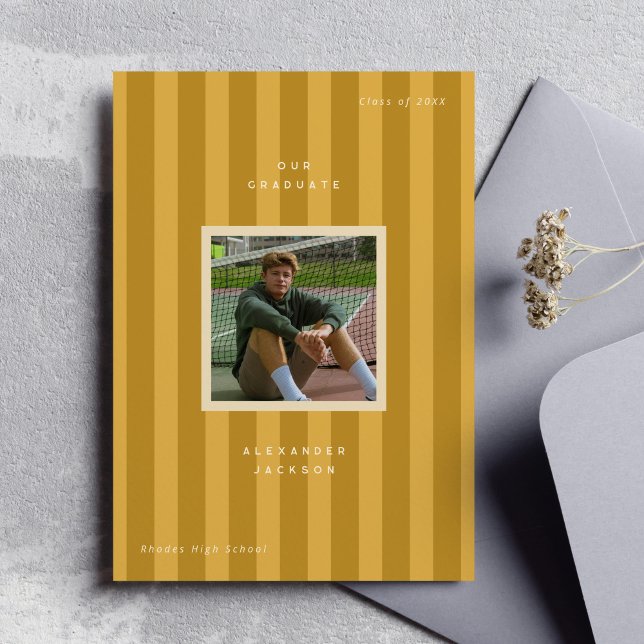 Anúncio Listras Esportivas Amarelas da Festa de Formatura  (yellow sporty stripes modern graduation photo announcement card)