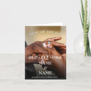 Anúncio Mãos de um casal de noivos negros colocam aliança