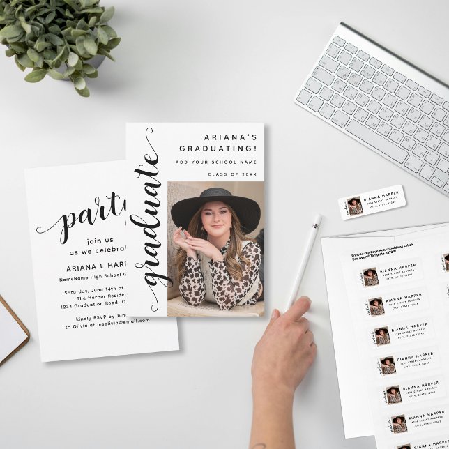 Anúncio Modern Black Script Photo Graduation Invitation (Criador carregado)