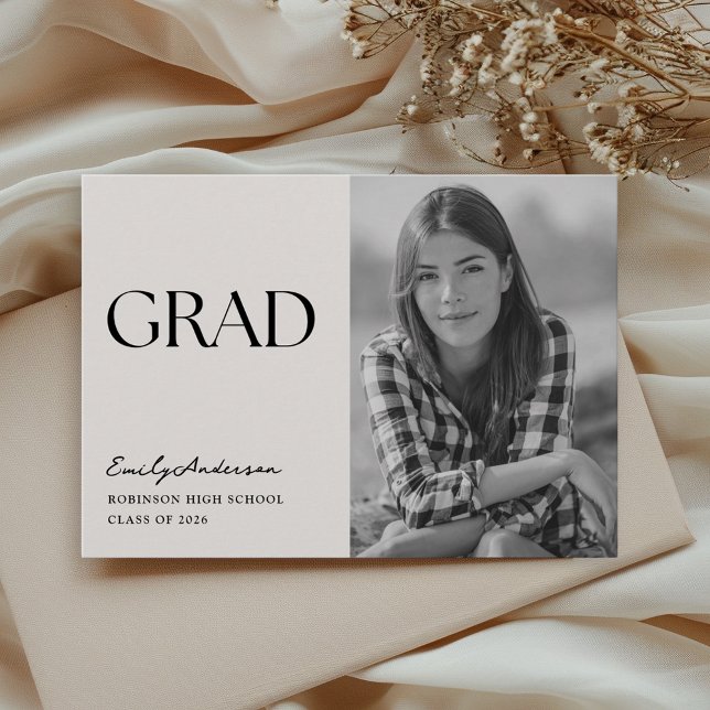Anúncio Modern Minimalist Graduation Photo Announcement (Criador carregado)