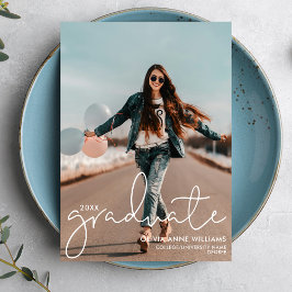 Anúncio Modern Script College Graduate