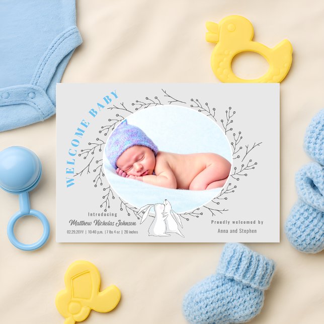 Anúncio Nascimento do bebê coelhinho da Cinza azul (Adorable woodland animals welcome baby boy birth announcement front view)