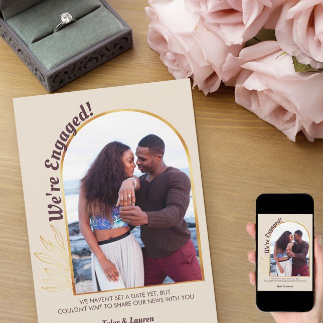 Anúncio Noivado de Champanhe de Foto Envolvido a Arch Dour (Criador carregado)