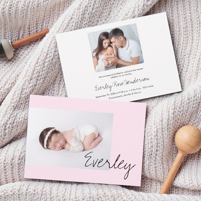 Anúncio Nome de Bebê Menina Rosa Suave Moderno Script Foto (Pink custom baby girl photo birth announcement cards.)