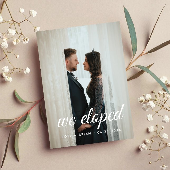 Anúncio Nós Fugimos Script Minimalista Personalizado Foto  (Minimalistic script elopement announcements share your special day with elegant heartfelt style.)