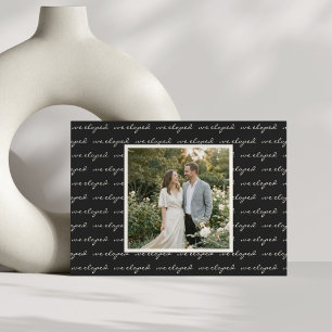 Anúncio Nós Fugimos Script Preto Branco Foto de Casamento