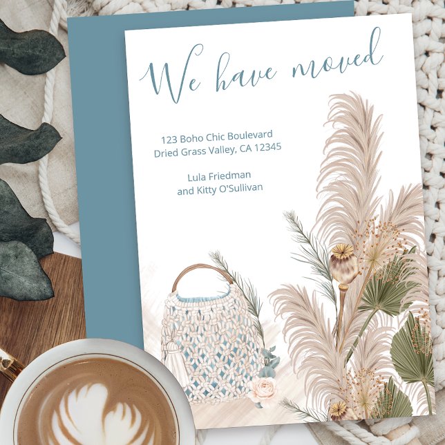 Anúncio Nós nos Mudamos Boho Chic Macrame Grama de Pampas  (Boho moving announcement postcard with macrame bag, pampas and dried palm)