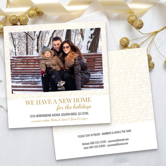 Anúncio Nova Foto Residencial Dourada Herringbone Holiday  (New home for the holidays photo card with simple, elegant gold herringbone pattern)