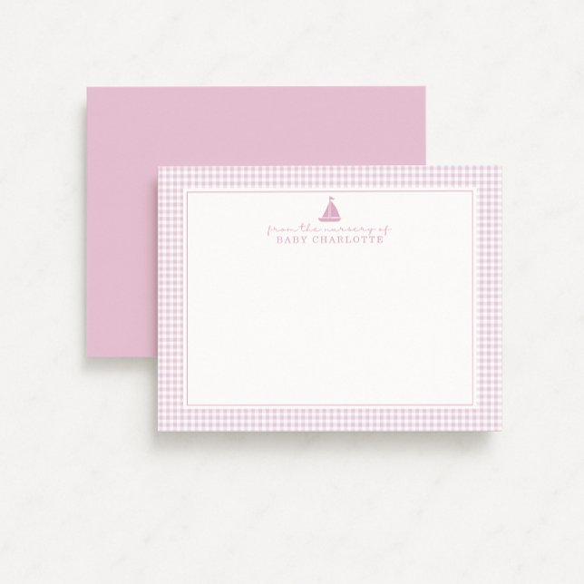 Anúncio Pink Gingham Sailboat Nursery Note Card (Criador carregado)