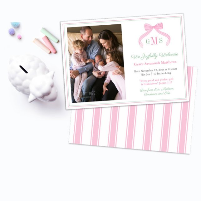 Anúncio Pink Green Monograma Bem-vindo Foto de Bebê (Preppy Pink And Green Monogram Bow Birth Announcement for baby girl with regency stripes backer)