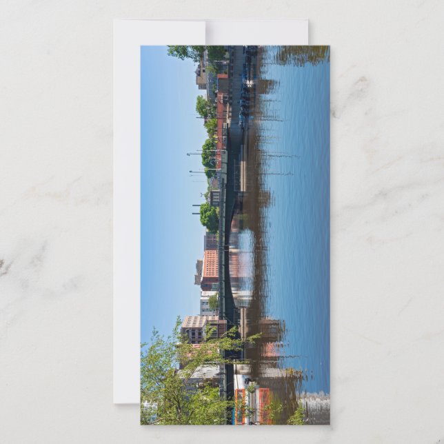 Anúncio ponte de rua estadual que atravessa o rio milwauke (Frente)