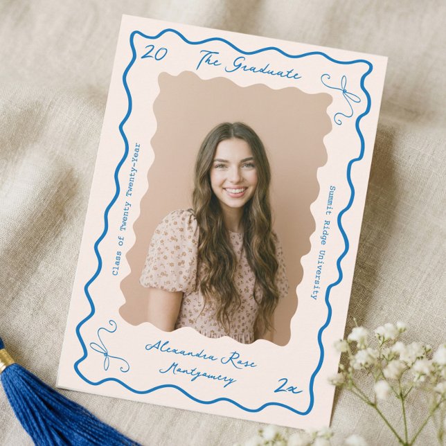 Anúncio Retro Wavy Hand Drawn Bow Grad Photo Graduation (Retro Wavy Hand Drawn Bow Grad Photo Graduation Announcement)
