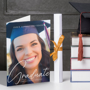 Anúncio Script Branco de Foto de Graduação Trendy 2025 Dob