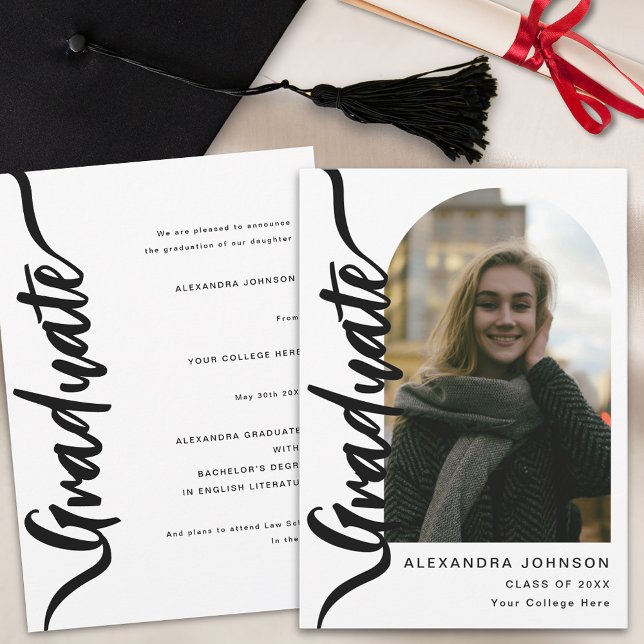 Anúncio Script de Na moda de Arch de Fotografia do Formand (Stylish modern script arch photo Graduation announcement card trendy chic casual design)