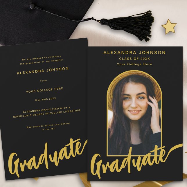Anúncio Script Dourado de Arca de Fotografia do Formando M (Modern gold script elegant arch photo template black Graduation announcement card)