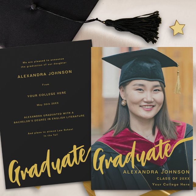 Anúncio Script Dourado de Foto do Formando Elegante Preto (Minimalist gold script graduate photo black Graduation announcement card)