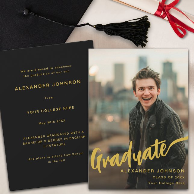 Anúncio Script Dourado de Foto do Formando Moderno Preto (Minimalist graduate photo gold script black Graduation announcement card)