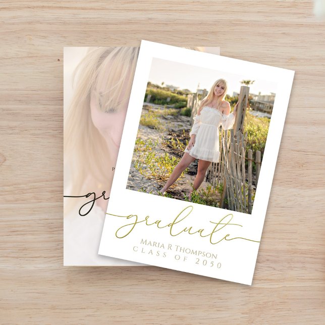 Anúncio Script Dourado de Fotografia de Tipografia Elegant (Graduation photo invitation announcement with gradient gold calligraphy. )